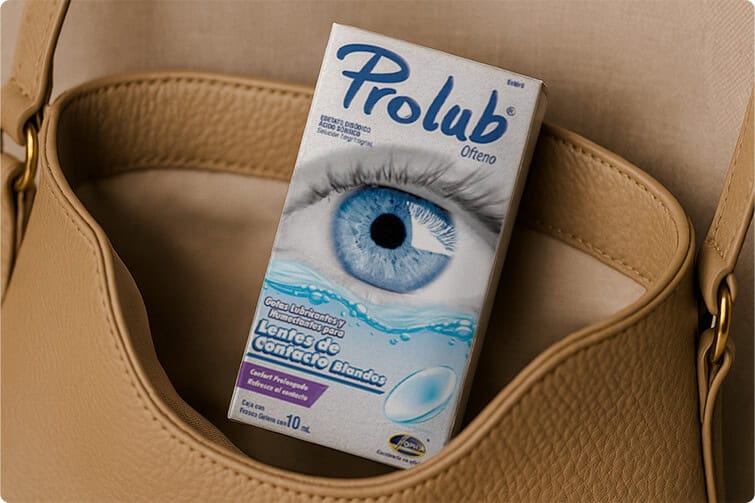 Lágrimas artificiales Prolab para lentes de contacto blandos en bolsa de mano beige.